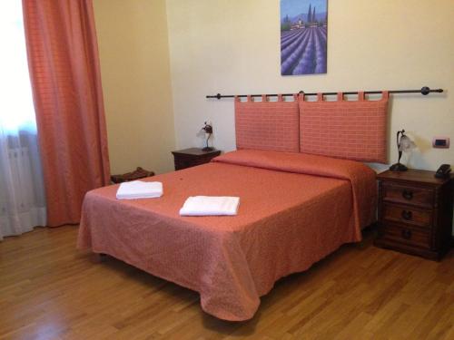 比萨艾尔伦意比萨公园酒店的一间卧室配有一张床,上面有两条毛巾