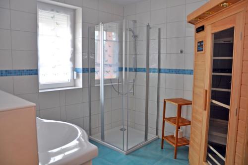 马林费尔德Ferienhaus Müritzbrise / EG-Appartement的带淋浴、卫生间和盥洗盆的浴室