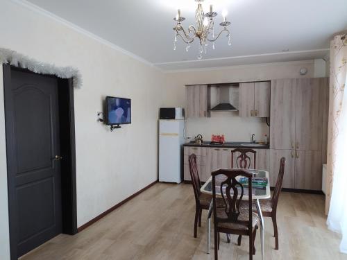 图利斯基Tulskiy Pryanik Home的厨房以及带桌椅的用餐室。