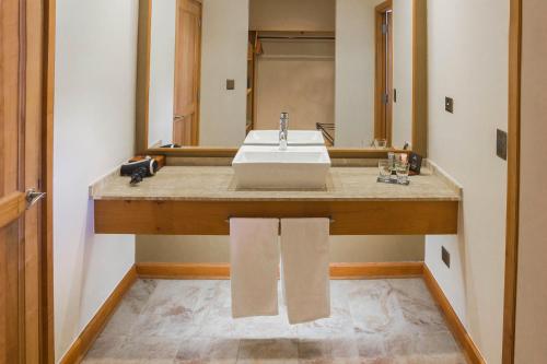 巴拉斯港瓦拉斯港昆布雷拉斯酒店的一间带水槽和镜子的浴室