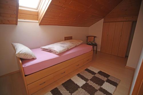 拉姆斯泰因-米森巴赫Ferienwohnung Ramstein的一个小房间的一个床位,设有窗户