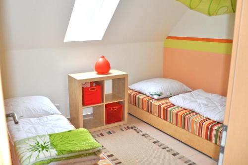 马林费尔德Ferienhaus Müritzbrise / OG-Appartement的儿童卧室设有两张床和彩虹墙
