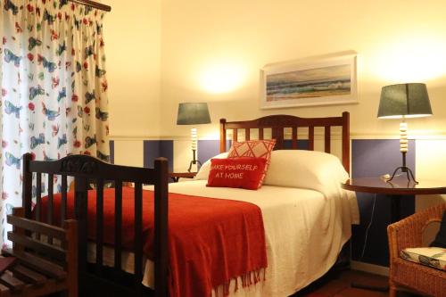 科尔斯伯格The Lighthouse Guesthouse的一间卧室配有一张床和两张带台灯的桌子。