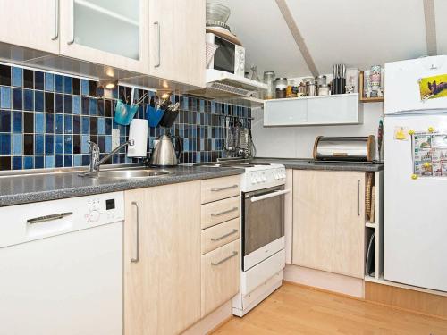 福旺6 person holiday home in F rvang的厨房配有水槽和冰箱