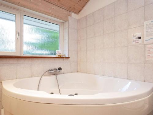 森讷维10 person holiday home in Ringk bing的带浴缸的浴室和窗户