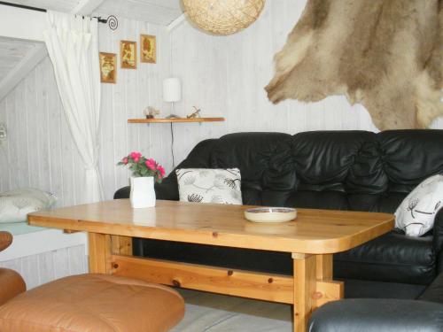 耶鲁普4 person holiday home in Jerup的客厅配有桌子和沙发