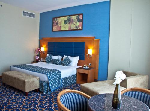 迪拜拉米玫瑰酒店的酒店客房配有一张床铺和一张桌子。