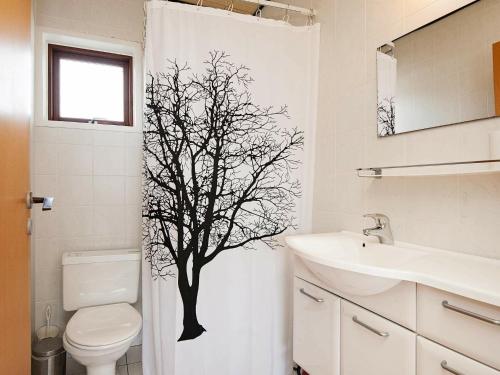 罗莫柯克比Holiday Home Lyngvejen VI的浴室的浴帘上装有树纹