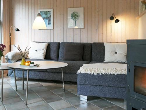 图鲁普斯特兰德6 person holiday home in Fjerritslev的客厅配有沙发和桌子