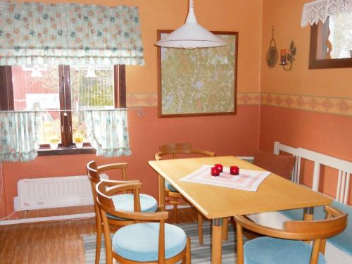 Agunnaryd6 person holiday home in RYSSBY的一间带木桌和椅子的用餐室