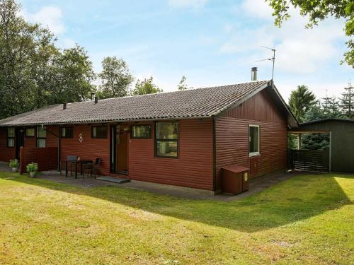 锡尔克堡5 person holiday home in Silkeborg的一座红色的小房子,有院子