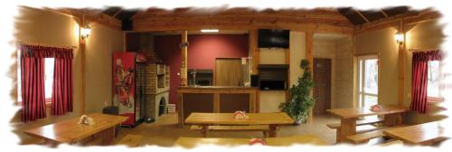 圣凯瑟琳NSSM Tanie Spanie的带木桌的厨房和带冰箱的厨房。