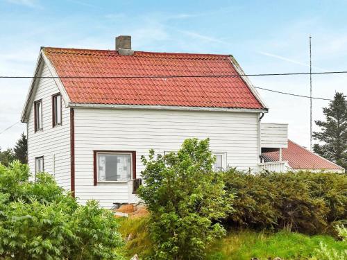 Dyrvik6 person holiday home in Dyrvik的白色房子,有橙色屋顶