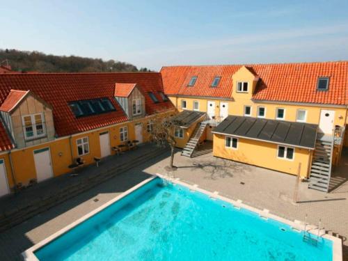 古兹耶姆6 person holiday home in Gudhjem的享有带游泳池的别墅的顶部景致