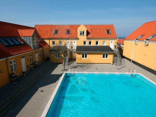 古兹耶姆6 person holiday home in Gudhjem的一座大型游泳池,位于部分建筑前