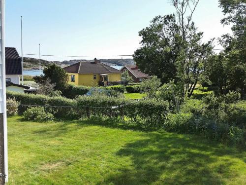 Hälleviksstrand4 person holiday home in H LLEVIKSSTRAND的享有庭院和房屋的景色