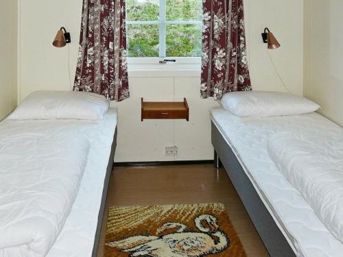 Two-Bedroom Holiday home in Lauvstad 1客房内的一张或多张床位