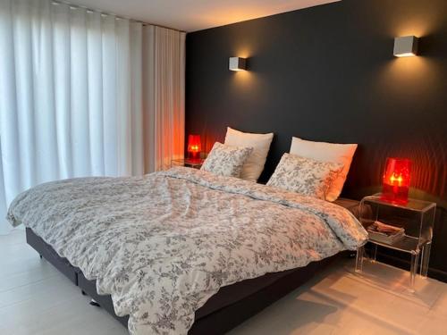 Grez-DoiceauLeen & Bruno's NamaStay的一间卧室配有一张大床和两张台灯。