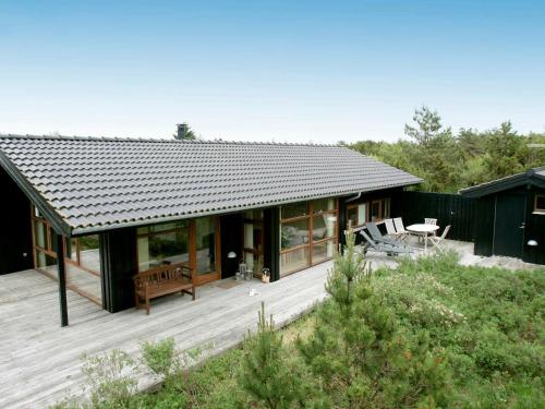 图鲁普斯特兰德8 person holiday home in Fjerritslev的前面设有木制甲板的房子