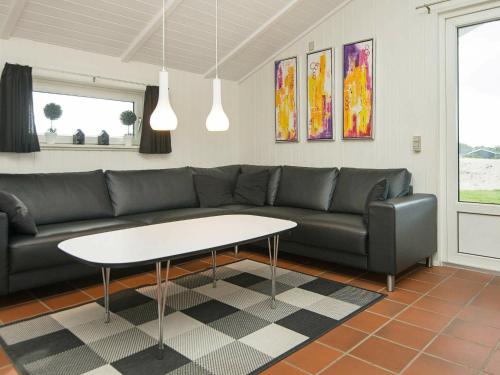 瓦伊厄斯斯特兰德8 person holiday home in Vejers Strand的客厅配有沙发和桌子