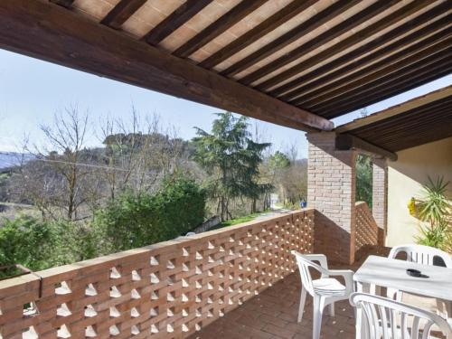 CiternaBelvilla by OYO Appartamento per 3的庭院配有白色桌椅和木制凉亭。