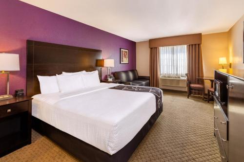 斯波坎谷斯波坎谷拉金塔旅馆及套房的酒店客房设有一张白色大床和紫色墙壁