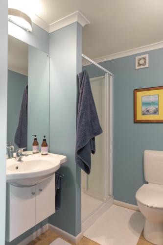 科灵伍德Blue moon的一间带水槽和卫生间的浴室