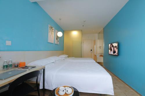 深圳卡罗精品酒店 - 蛇口店的卧室配有一张白色大床和一张书桌