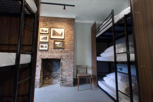 伦敦巴特西皇冠酒吧爱情旅舍的客房设有两张双层床和壁炉。