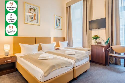 柏林选帝侯大街昂普罗姆酒店的一间酒店客房,设有两张床和电视