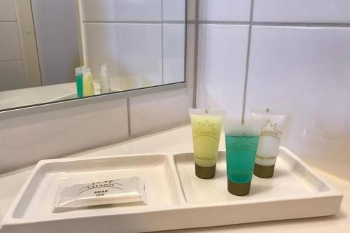 万塔Casa Verde nearby Helsinki airport的浴室水槽里两个杯子坐在托盘上
