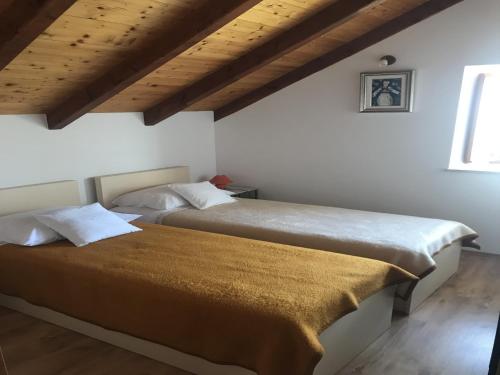 西利皮Country House Bakicevo的两张睡床彼此相邻,位于一个房间里