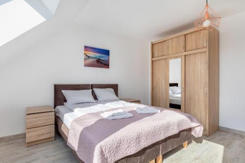 米兹多洛杰Deluxe Apartments Turystyczna by Renters的一间卧室配有一张大床和镜子