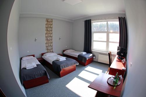 比得哥什森特鲁酒店的酒店客房设有两张床、一张书桌和一个窗户。
