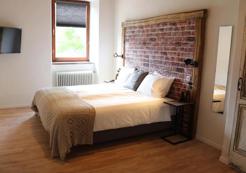 NötschPension Leano的一间卧室设有砖墙和一张床