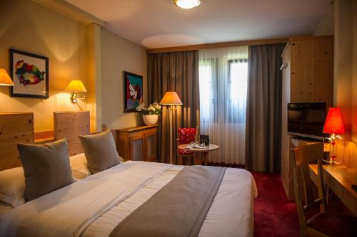 维桑堡磨坊德拉城酒店的一间酒店客房,房内配有一张大床