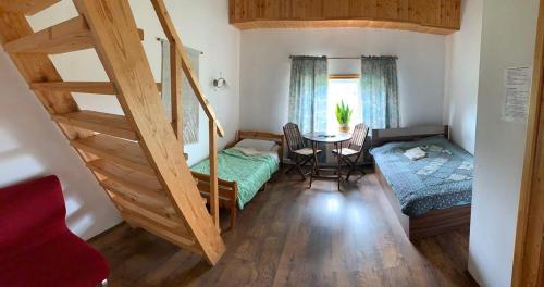 Zapadnaya StarinkaGornitsa的客房设有楼梯、桌子和床。