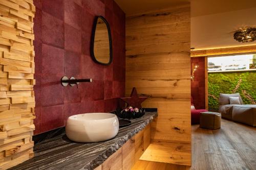 佩尔蒂绍盖尔尼伯格霍夫酒店的一个带大碗水槽的柜台浴室