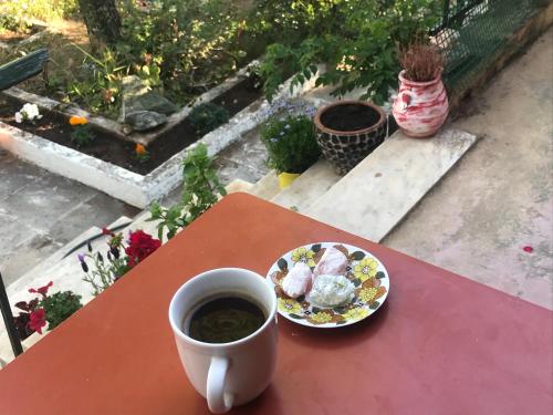 苏尼翁Kokos Traditional Family House的桌上的咖啡和一盘食物