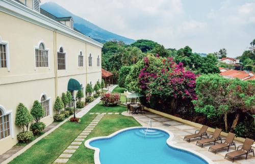 圣萨尔瓦多米拉多尔普拉兹酒店的享有带庭院游泳池的建筑的外部景色