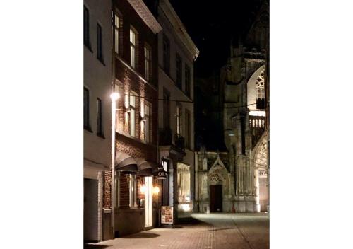 通厄伦凯艾拉斯七世精品酒店的一条空荡荡的城市街道,晚上有大教堂
