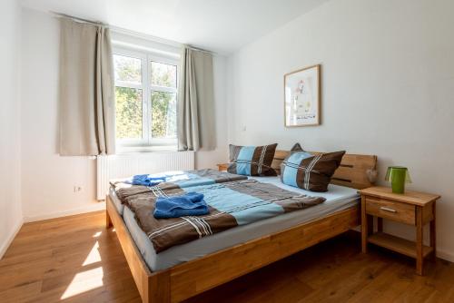 格拉尔-米里茨Ferienwohnung HIMBEERE mit großem Garten的一间卧室设有一张大木床和窗户