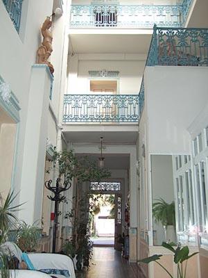 卡斯特尔萨拉桑HOTEL MARCEILLAC的带阳台的建筑走廊