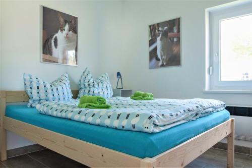 DargunFerienhaus Paula am Klostersee, Urlaub mit Hund的一张带蓝色和白色棉被和枕头的床