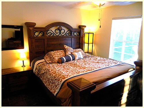 马可岛Mango Marco的一间卧室配有一张大床和枕头