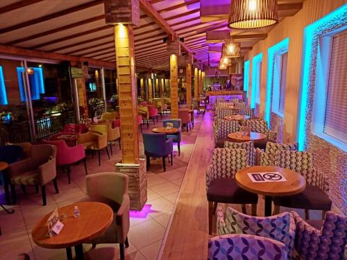 弗拉迪钦汉Rooms Turist的一间带桌椅和灯光的餐厅