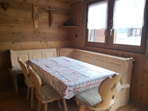 布里特泽根Haus Seiler的小屋内带桌椅的用餐室