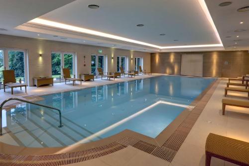 Lamphey贝斯维斯特兰菲苑酒店的在酒店房间的一个大型游泳池