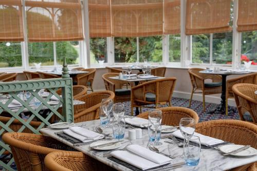 Lamphey贝斯维斯特兰菲苑酒店的用餐室设有桌椅和窗户。