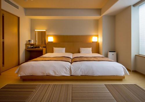 Hotel Monterey Fukuoka客房内的一张或多张床位